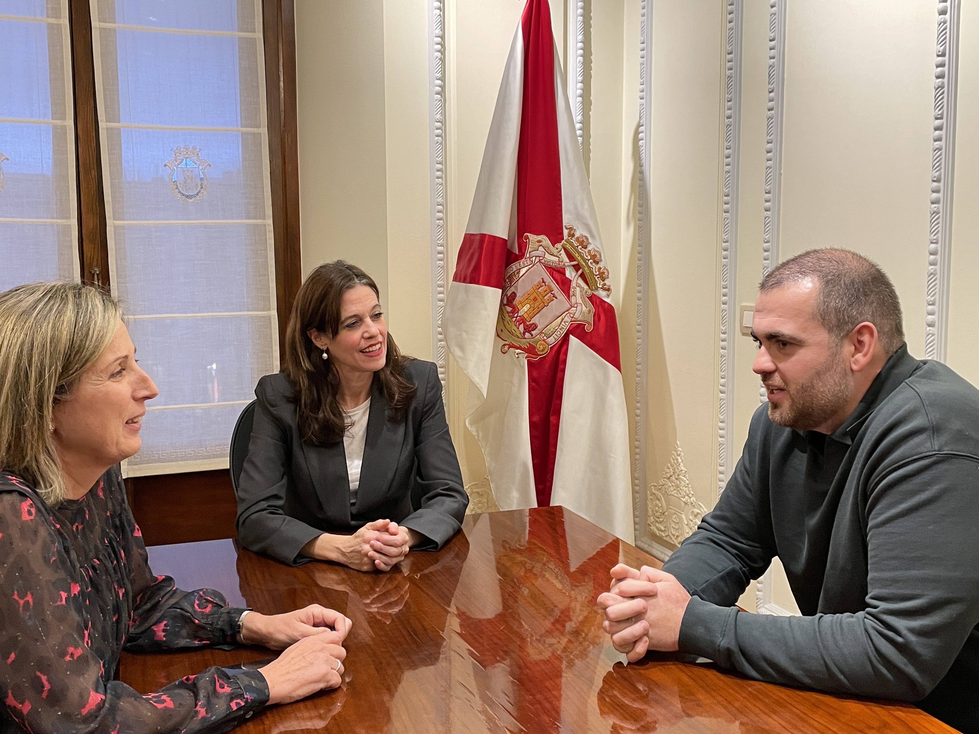 La alcaldesa de Gasteiz, Maider Etxebarria, recibe al nuevo Celedón junto a la concejala de Cultura. Foto: Ayuntamiento de Gasteiz
