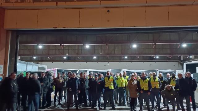 Concentración de los trabajadores de TUVISA durante el anterior paro, en las cocheras. Foto: ESK 