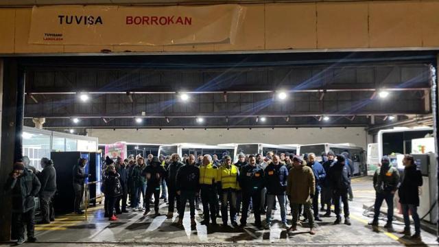 Concentración de trabajadores de TUVISA en las cocheras. Foto: LAB