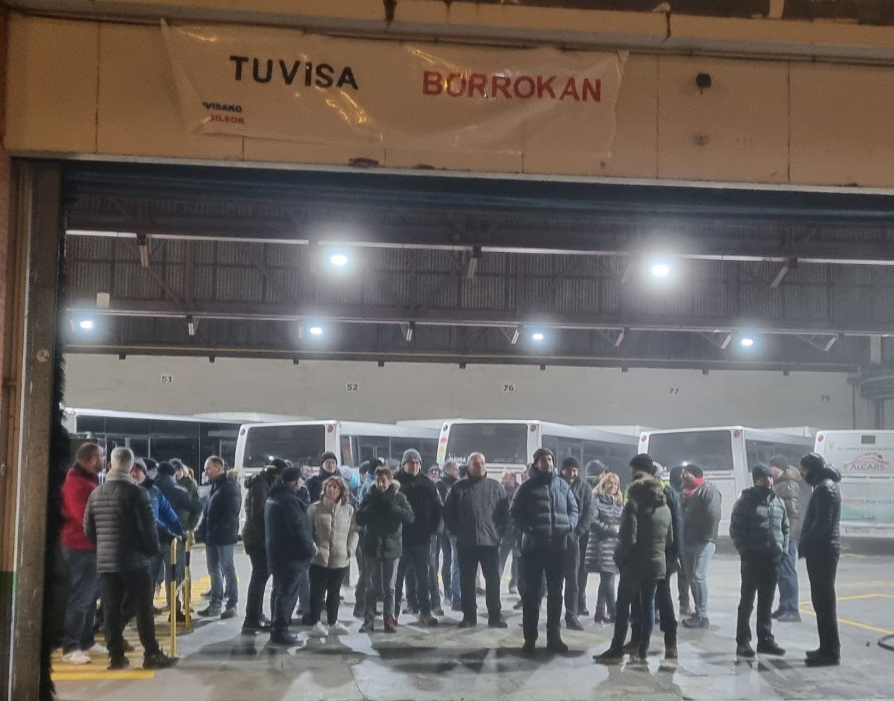 Concentración de trabajadores de TUVISA en las cocheras. Foto: LAB