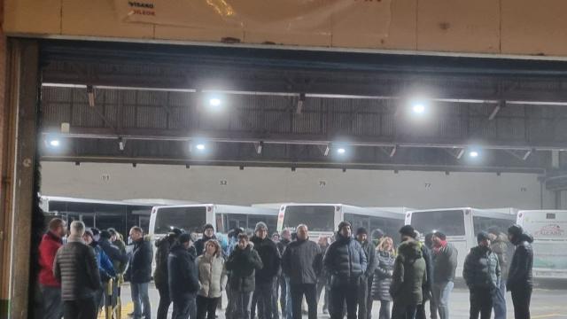 Concentración de trabajadores de TUVISA en las cocheras. Foto: LAB