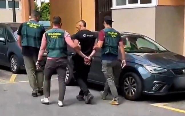 Momento de la detención esta mañana en Lazkao. / GUARDIA CIVIL GUIPÚZCOA
