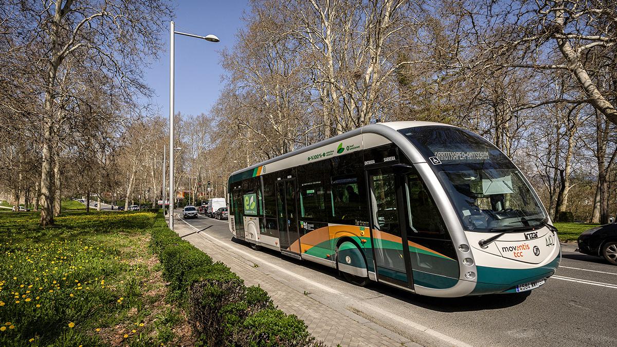 Una villavesa circula por Pamplona. Foto: Mancomunidad de la Comarca de Pamplona