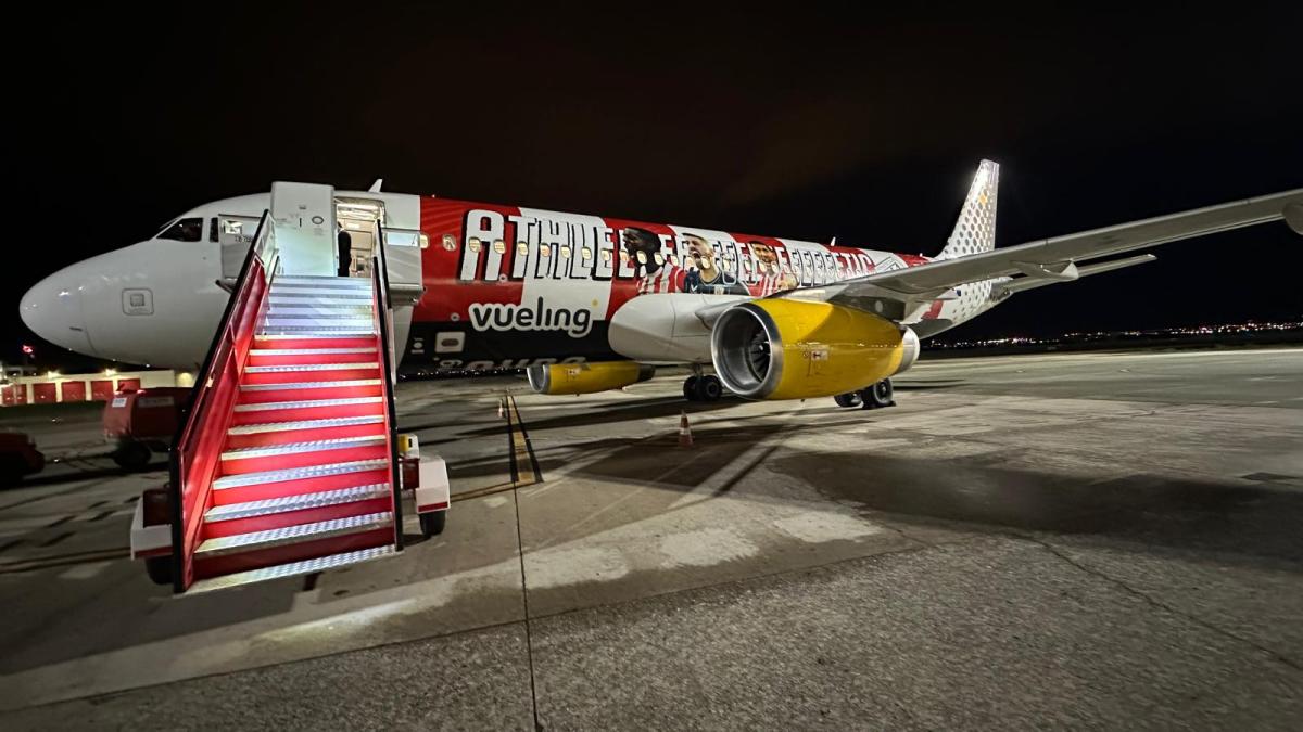 Imagen del avión de Vueling tematizado con los colores del Athletic / Aeropuerto Foronda