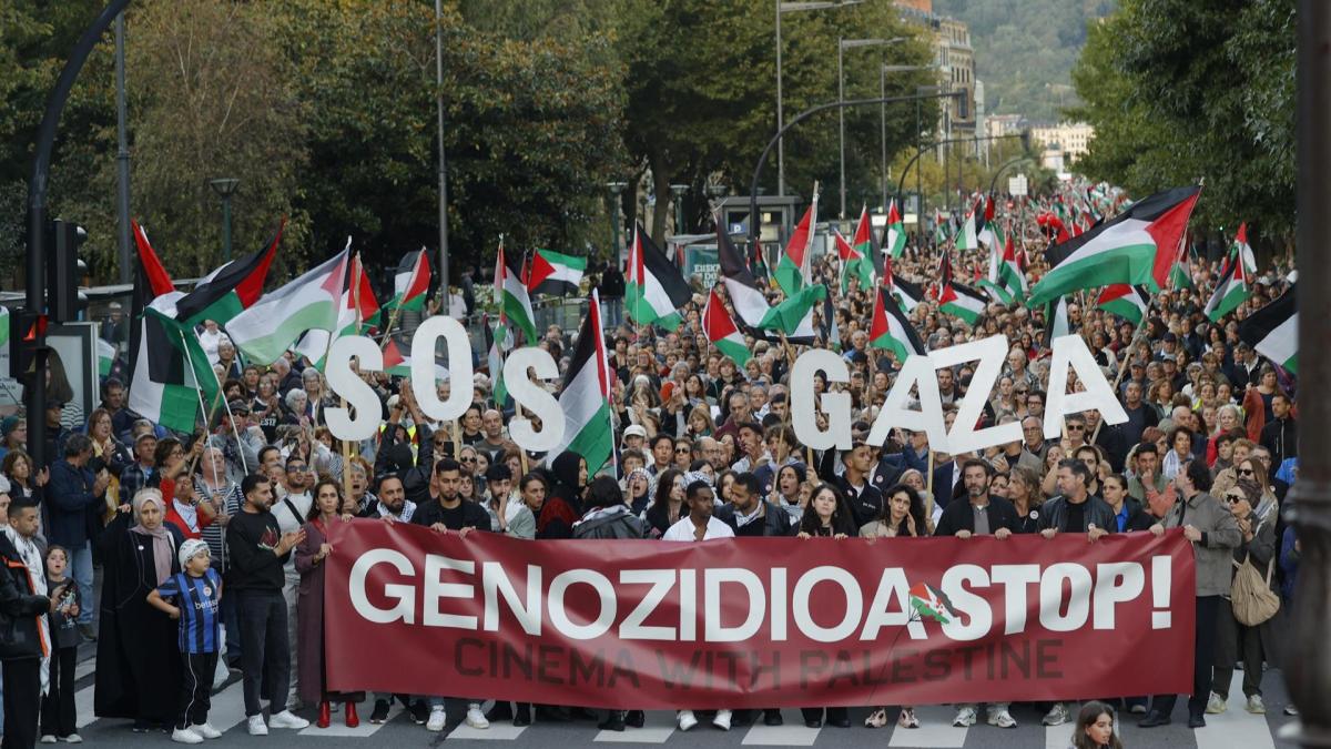 Ciudadanos junto al mundo del cine se manifiesta en San Sebastián por el fin del genocidio y en apoyo a Palestina - ARNAITZ RUBIO - EUROPA PRESS