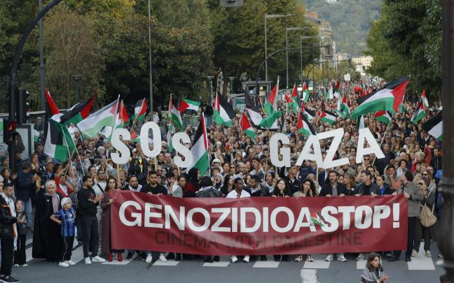 Ciudadanos junto al mundo del cine se manifiesta en San Sebastián por el fin del genocidio y en apoyo a Palestina - ARNAITZ RUBIO - EUROPA PRESS