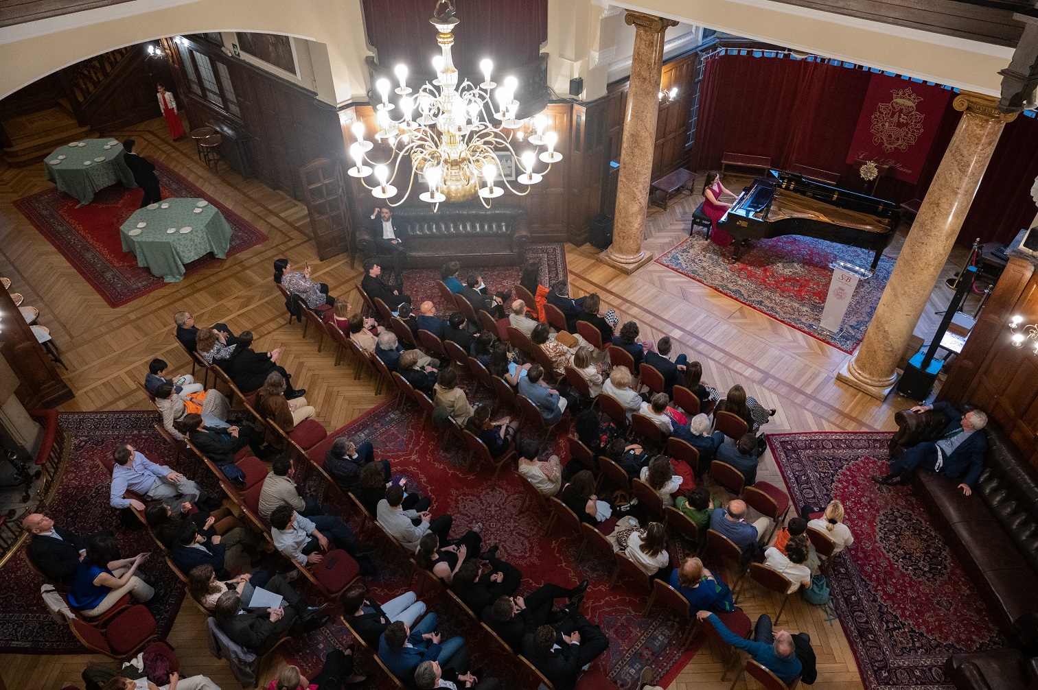 Gente en un auditorio de música