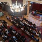 Gente en un auditorio de música