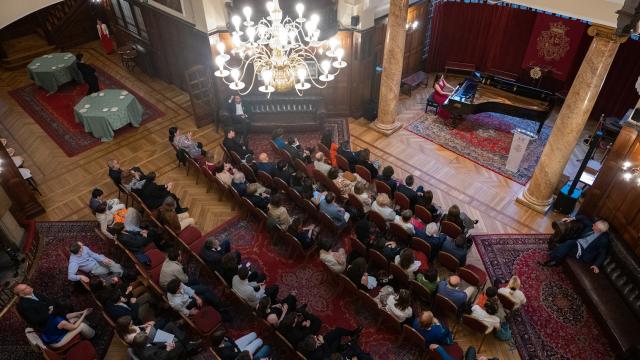 Gente en un auditorio de música Gente en un auditorio de música