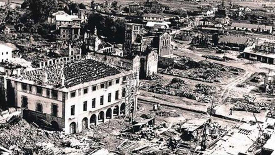Algunos edificios quedaron en pie tras el bombardeo que padeció la villa foral. SABINO ARANA FUNDAZIOA