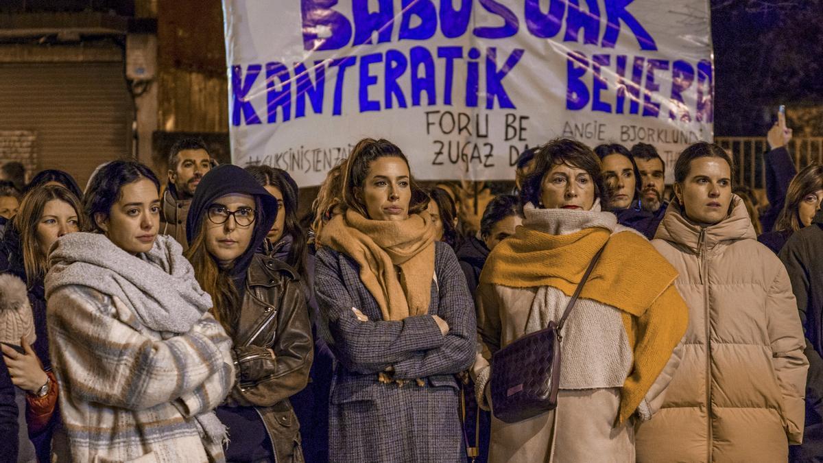 Manifestación en Gernika en apoyo de la joven víctima de la agresión sexual por parte de su exentrenador de baloncesto. EFE