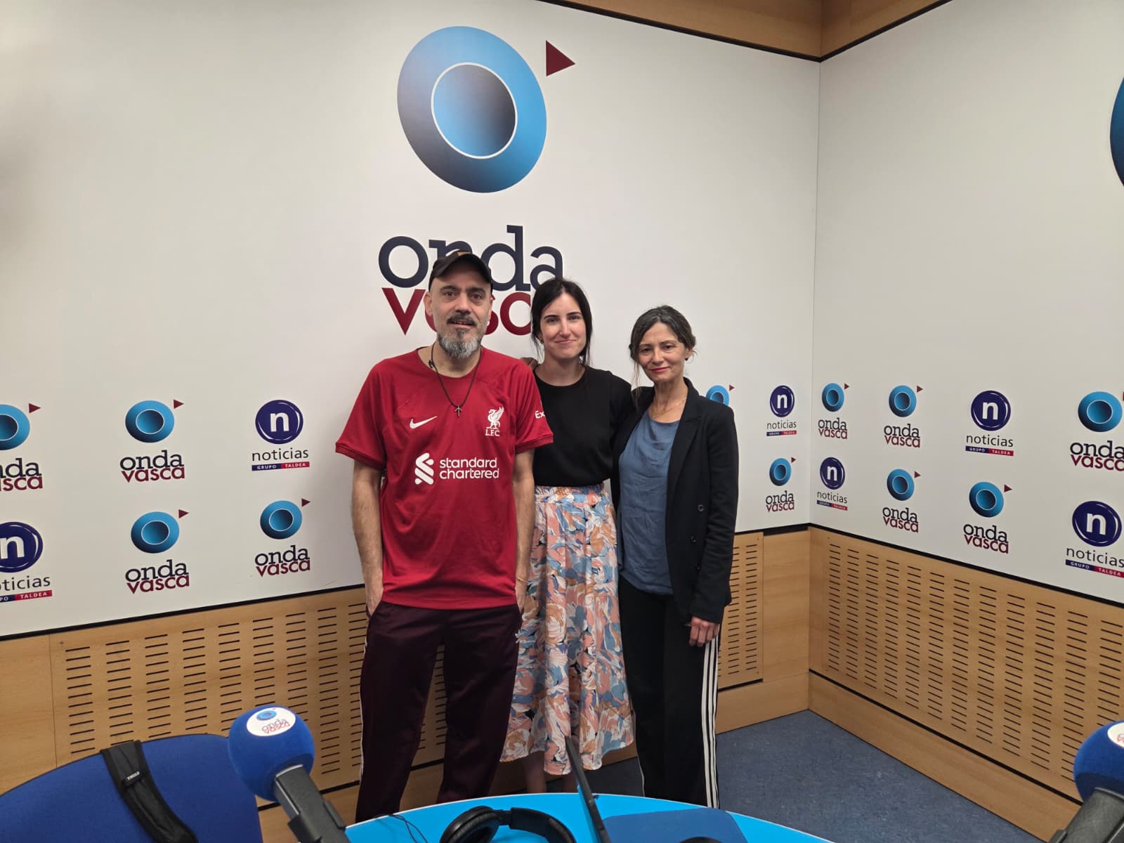 Alex Gerediaga y Arrate Etxeberria en los estudios de Onda Vasca