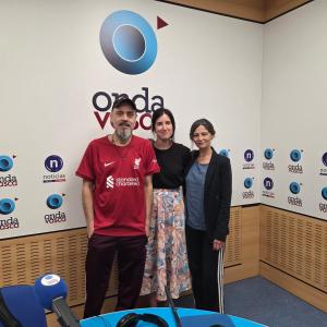 Alex Gerediaga y Arrate Etxeberria en los estudios de Onda Vasca