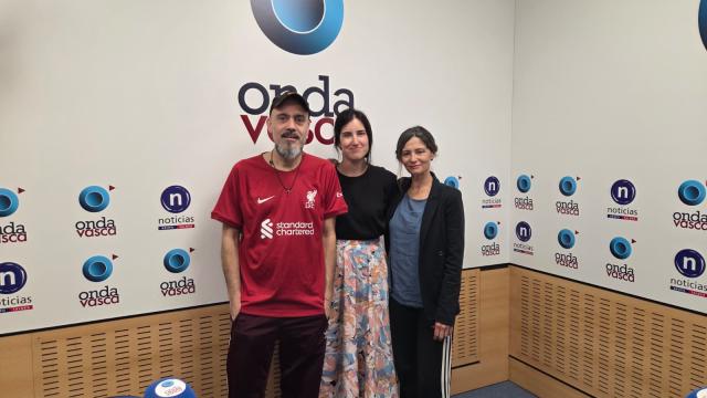 Alex Gerediaga y Arrate Etxeberria en los estudios de Onda Vasca
