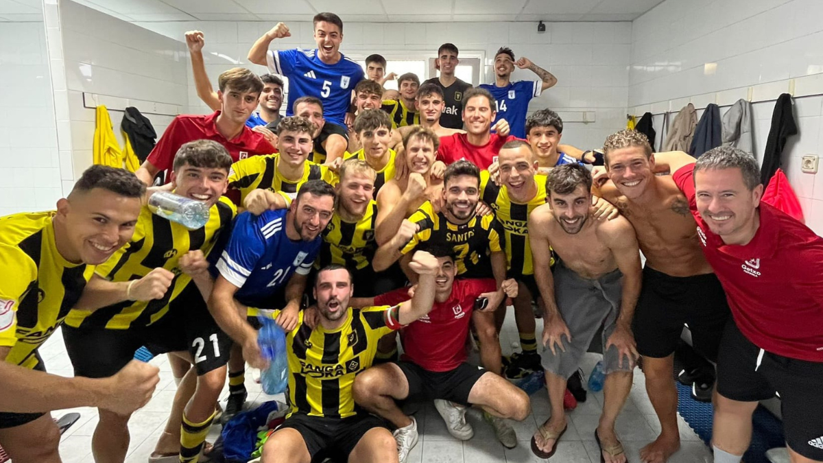 Imagen de la plantilla del CD Getxo tras conseguir su billete a las eliminatorias de Copa del Rey. Foto: CD Getxo