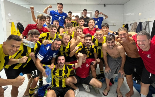 Imagen de la plantilla del CD Getxo tras conseguir su billete a las eliminatorias de Copa del Rey. Foto: CD Getxo