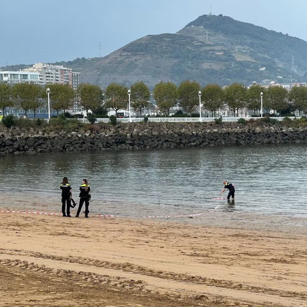 Policías municipales acordonan la playa de Las Arenas. Fuente: Diario de Getxo.