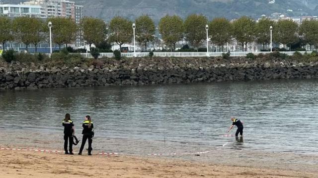 Policías municipales acordonan la playa de Las Arenas. Fuente: Diario de Getxo.