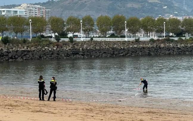 Policías municipales acordonan la playa de Las Arenas. Fuente: Diario de Getxo.