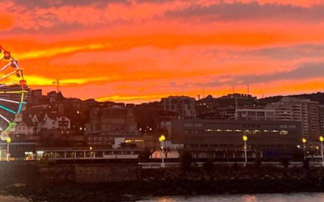 Atardecer con la silueta de la noria de Navidad en Getxo | X: @GetxoUdala