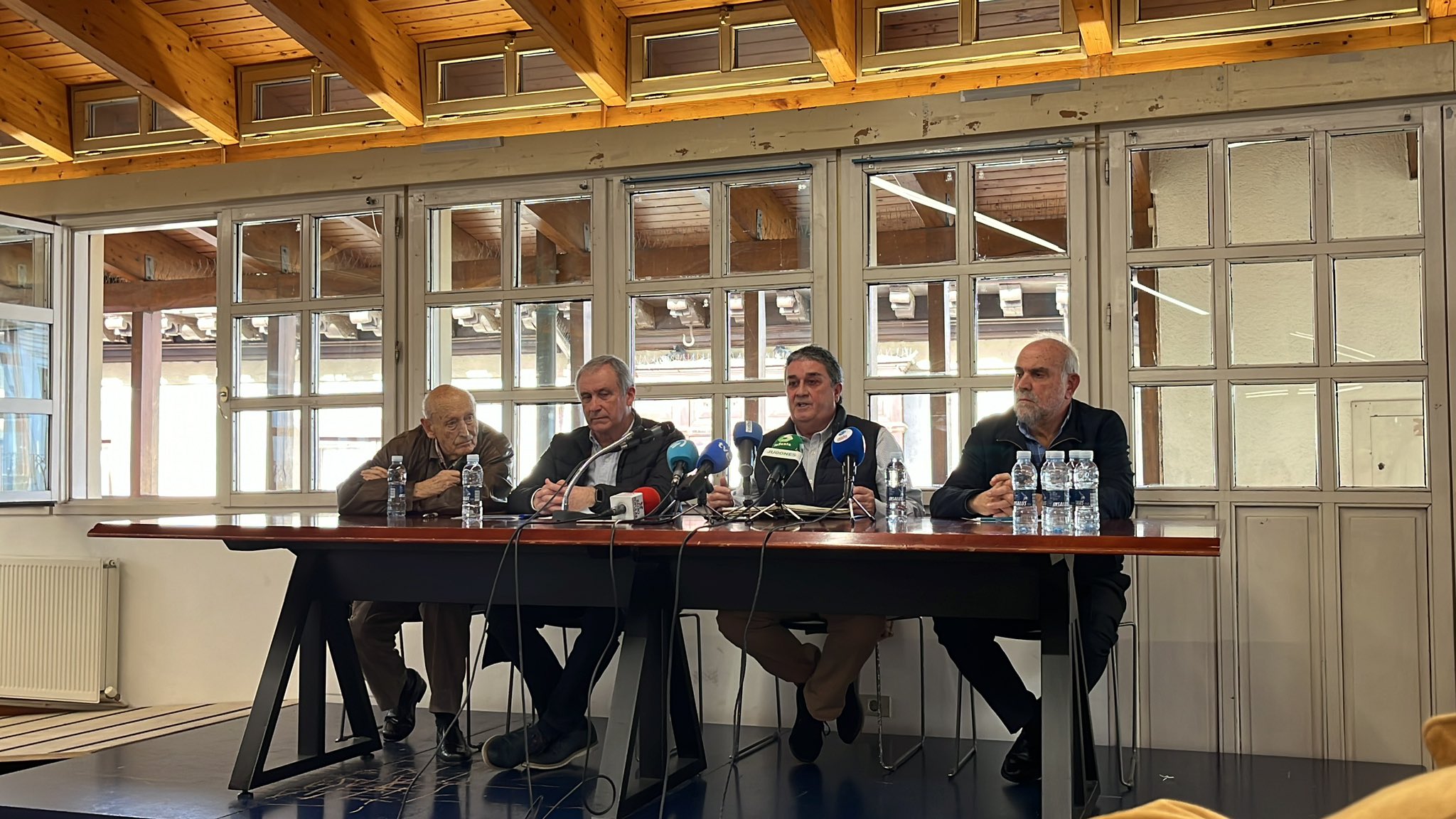 El equipo de Denok Erabaki durante la rueda de prensa de presentación