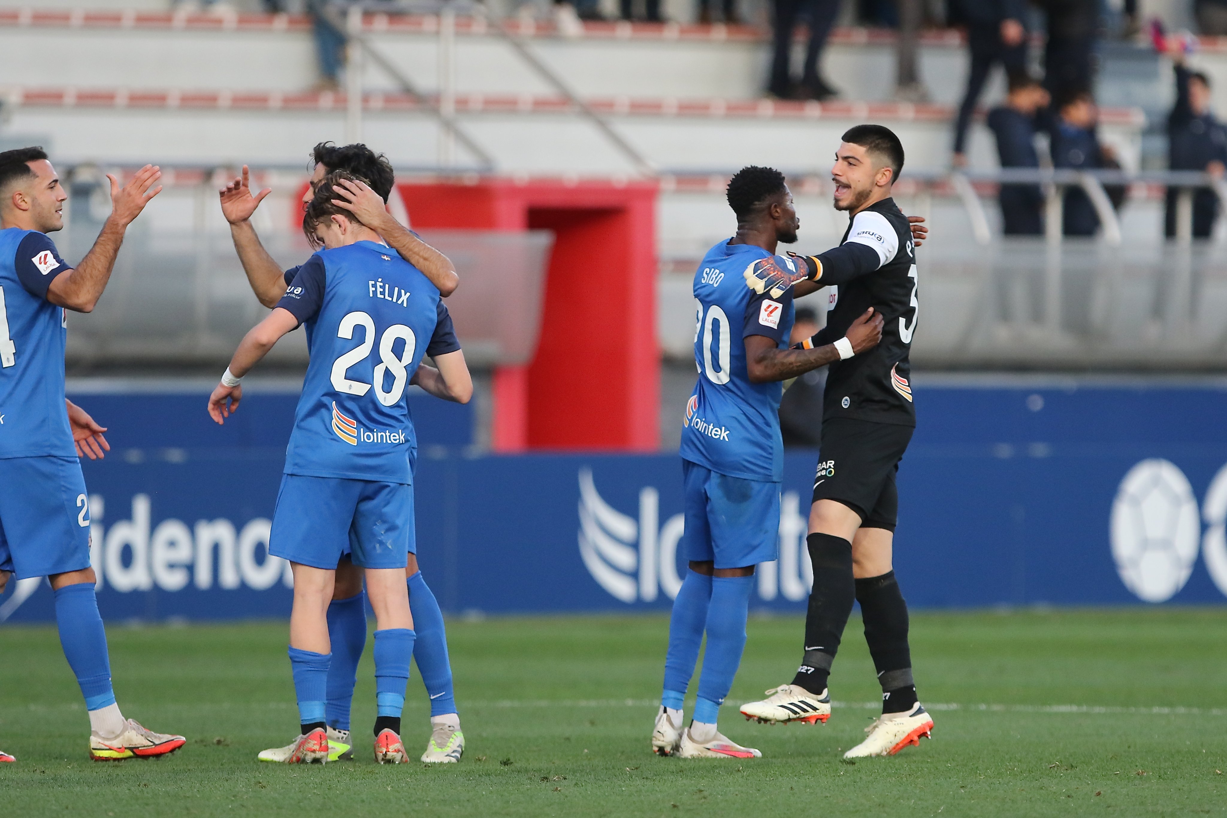 Los jugadores del Amorebieta se abrazan tras la victoria ante el Elche / SDA