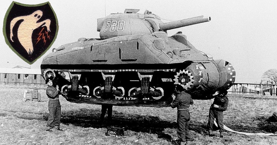 Soldados del Ejército Fantasma transportan un tanque Sherman inflable, 1944.