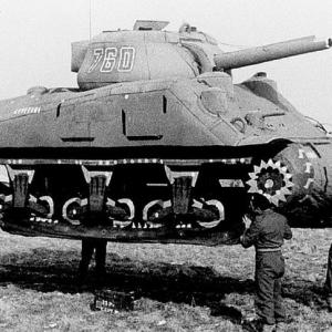 Soldados del Ejército Fantasma transportan un tanque Sherman inflable, 1944.