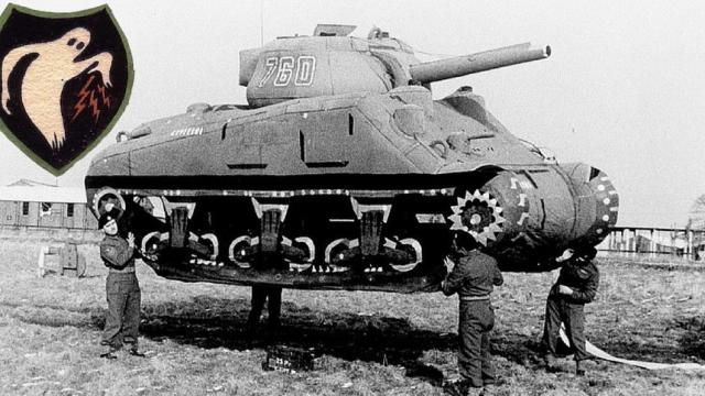 Soldados del Ejército Fantasma transportan un tanque Sherman inflable, 1944.