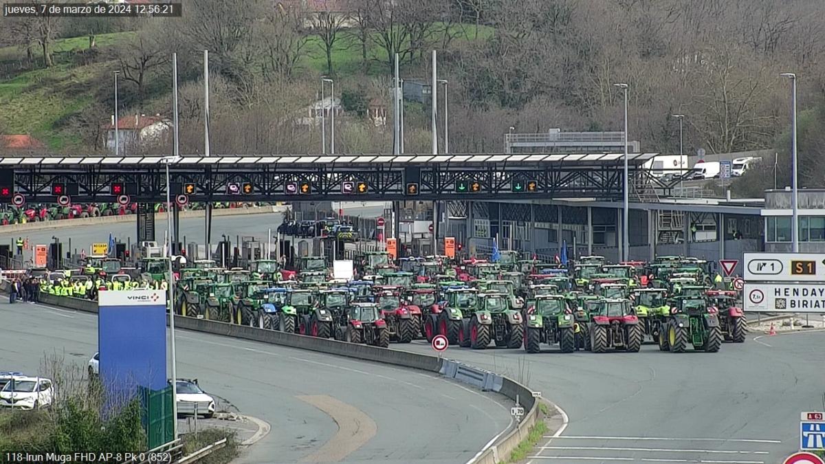 Los tractores bloquean la muga a la altura del peaje de la AP-8 en Biriatou / TRAFIKOA