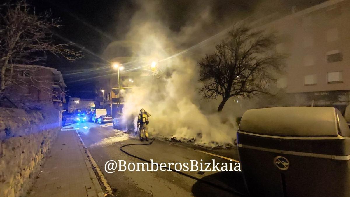 Contendores ardiendo en Getxo. X: @BomberosBizkaia 