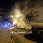 Contendores ardiendo en Getxo. X: @BomberosBizkaia 