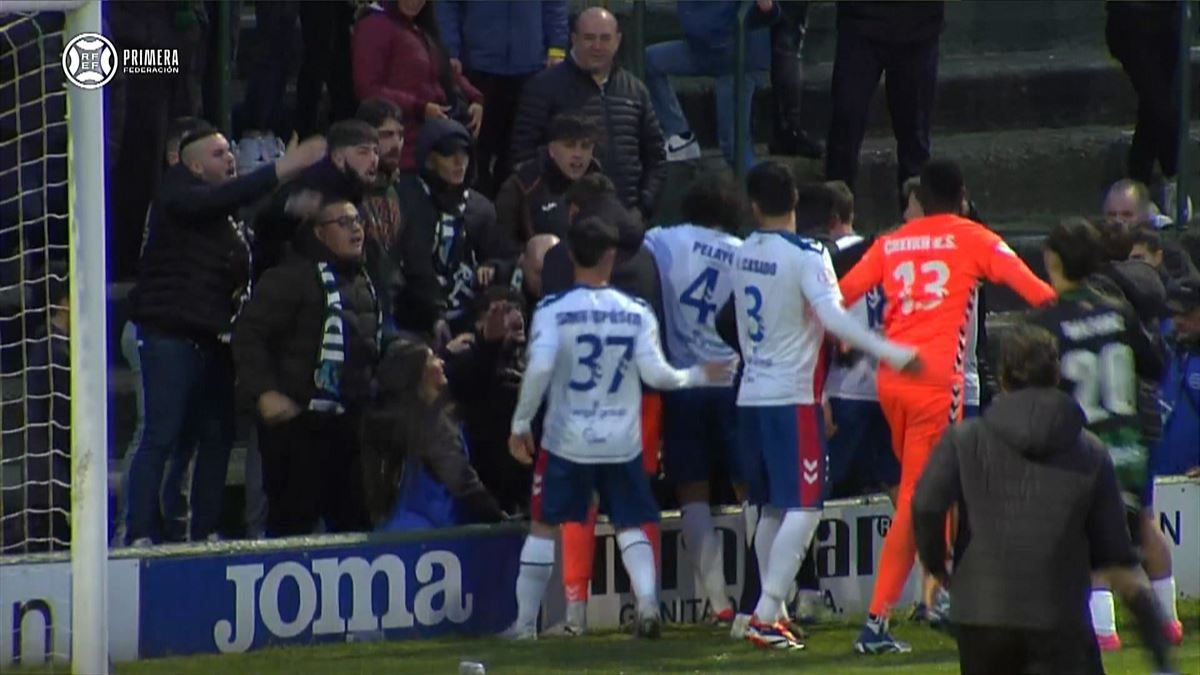 El portero del C.F. Rayo Majadahonda se encara con la afición del Sestao River