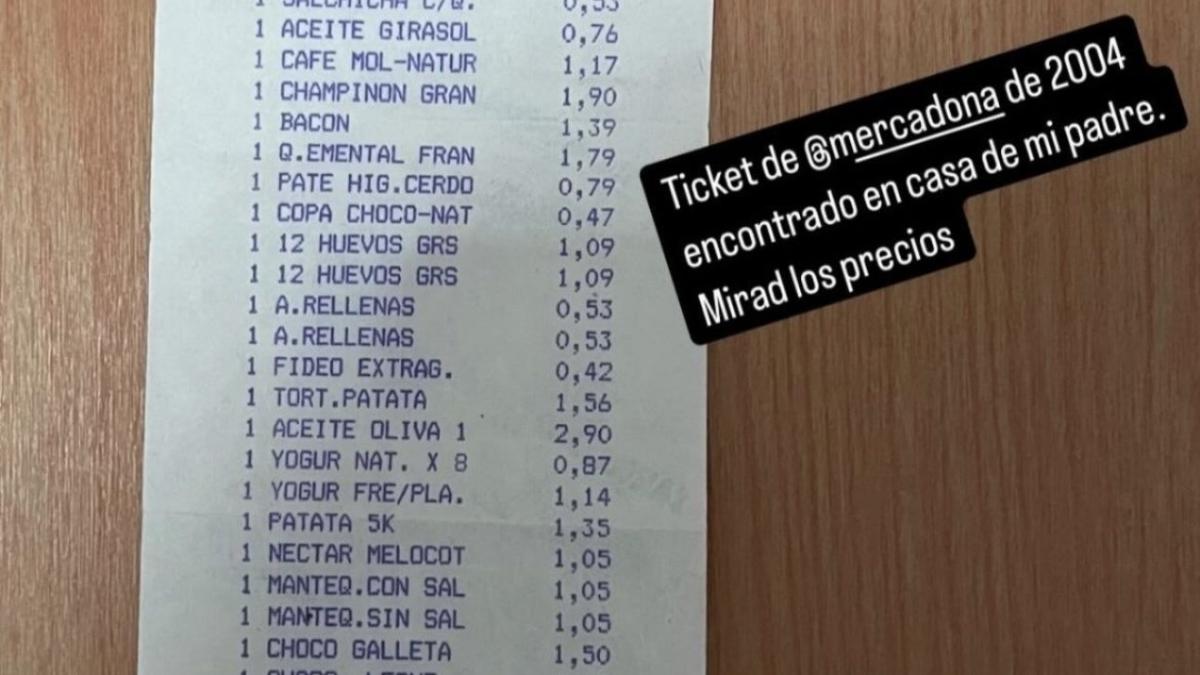 Ticket de compra de un supermercado del año 2004. X: @Vindice37