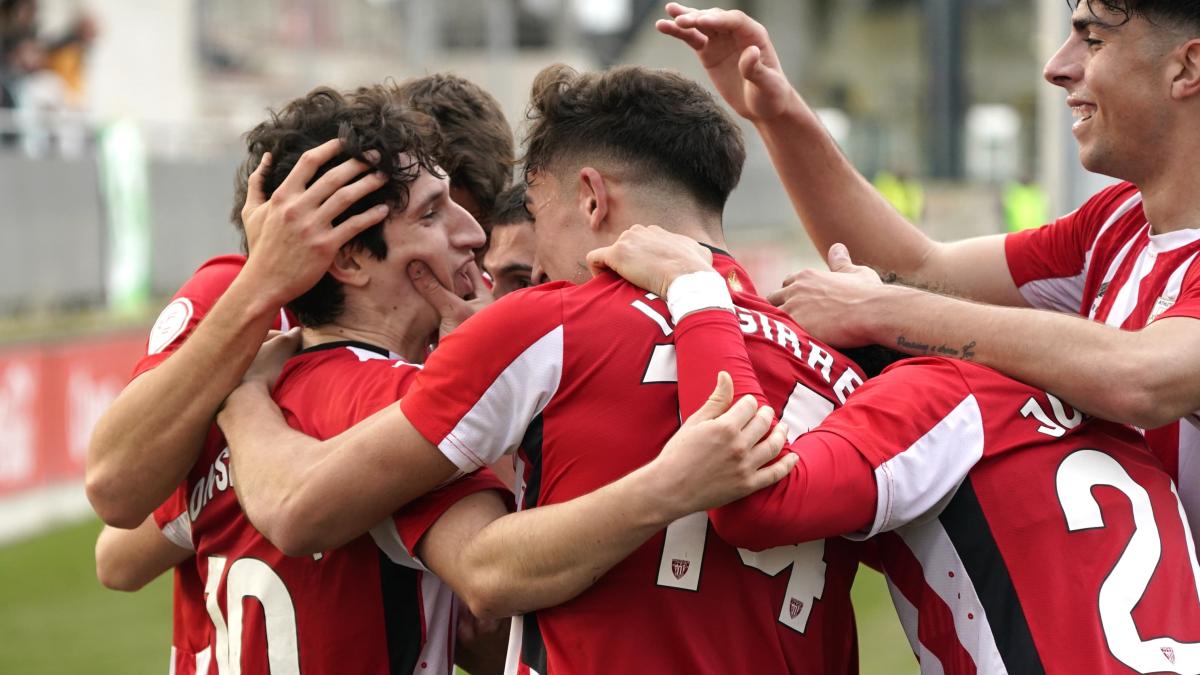 Los jugadores del Bilbao Athletic celebran el tanto de Ibon Sánchez / Athletic Club