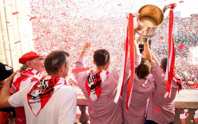Los capitanes del Athletic ofrecen la Copa a los aficionados en el Ayuntamiento / Athletic Club