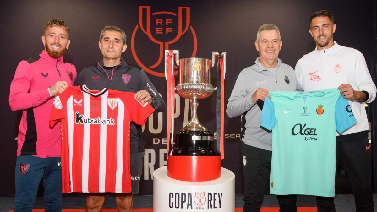 Valverde, Muniain, Aguirre y Raíllo posan con la Copa / Athletic Club