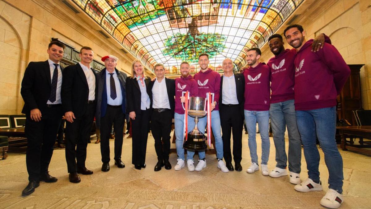 El Athletic ofrece la Copa a las Juntas Generales de Bizkaia / Athletic Club