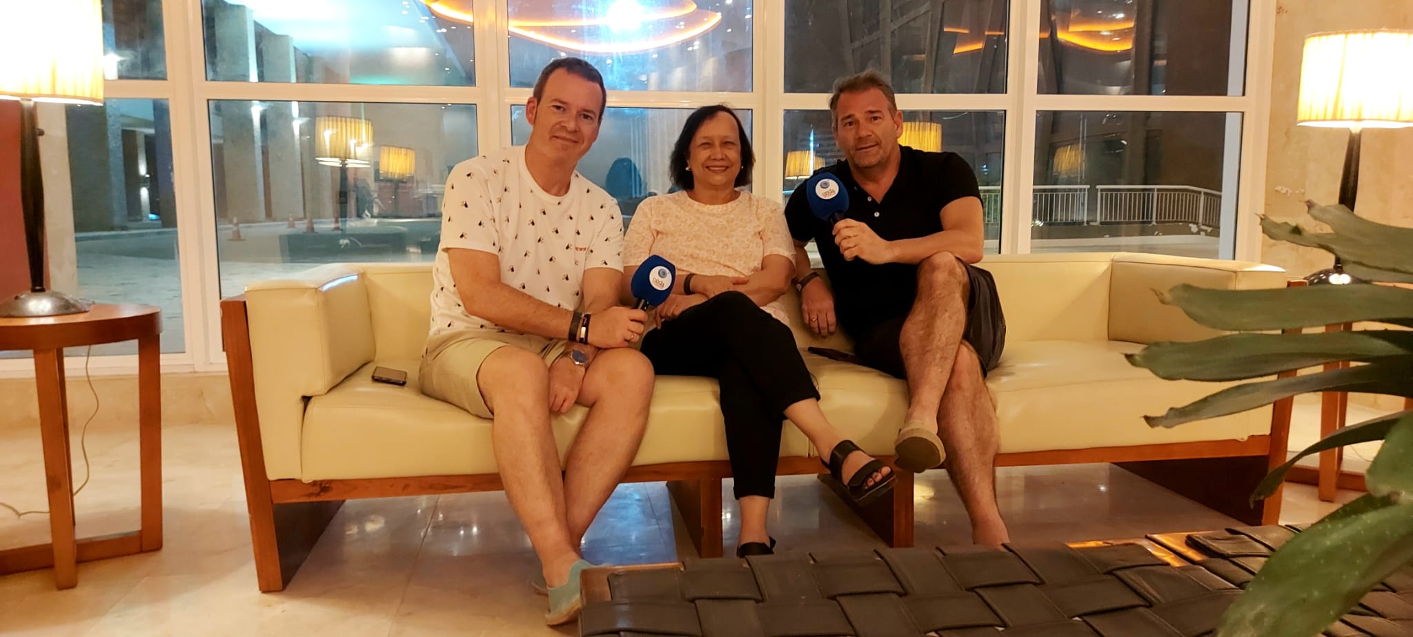 La cónsul de Venezuela en Bilbao, Glenna Cabello, junto a Txema Gutiérrez y Ángel López