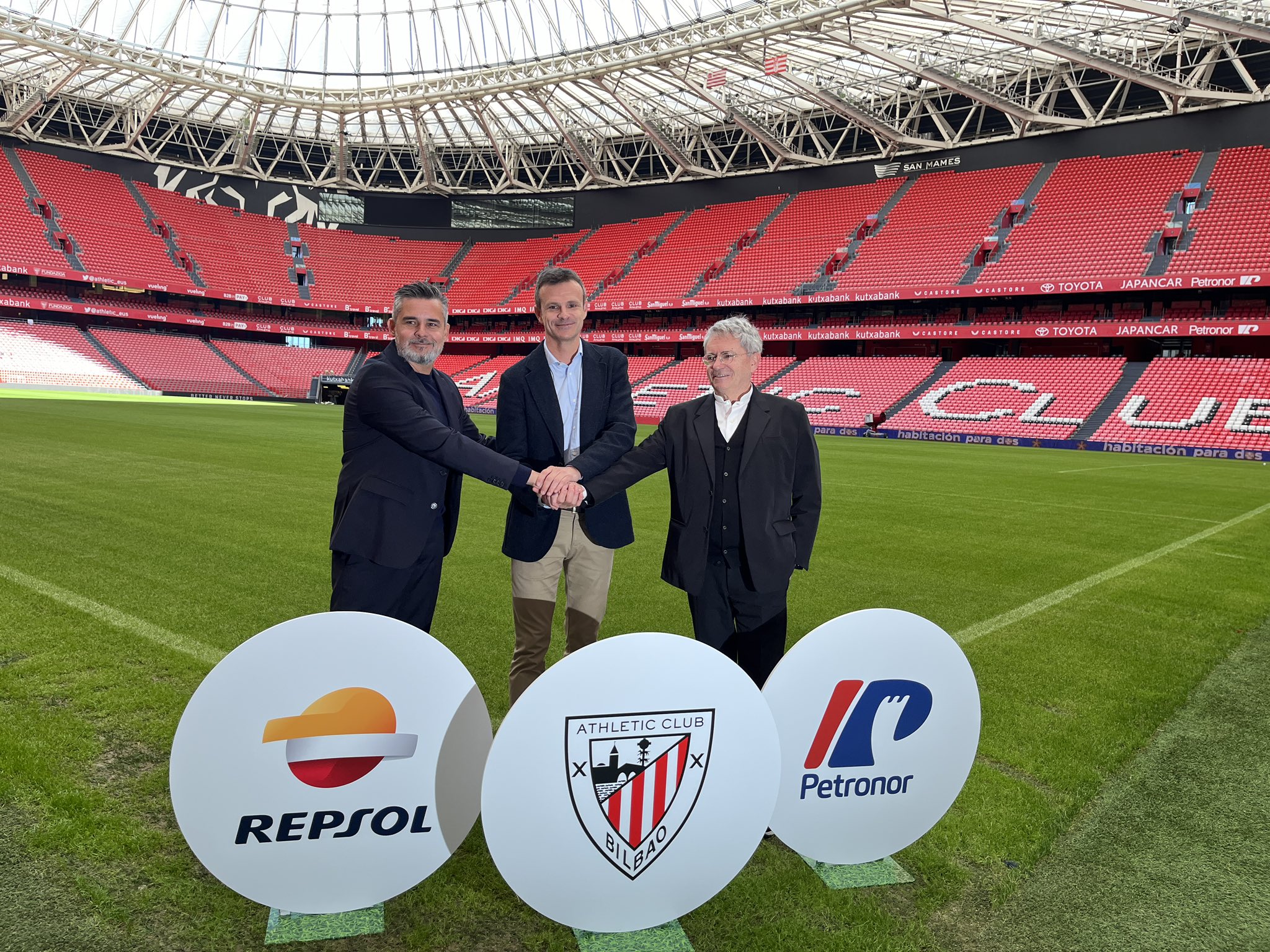 Valero Martín, Jon Uriarte y Emiliano López esta mañana en San Mamés