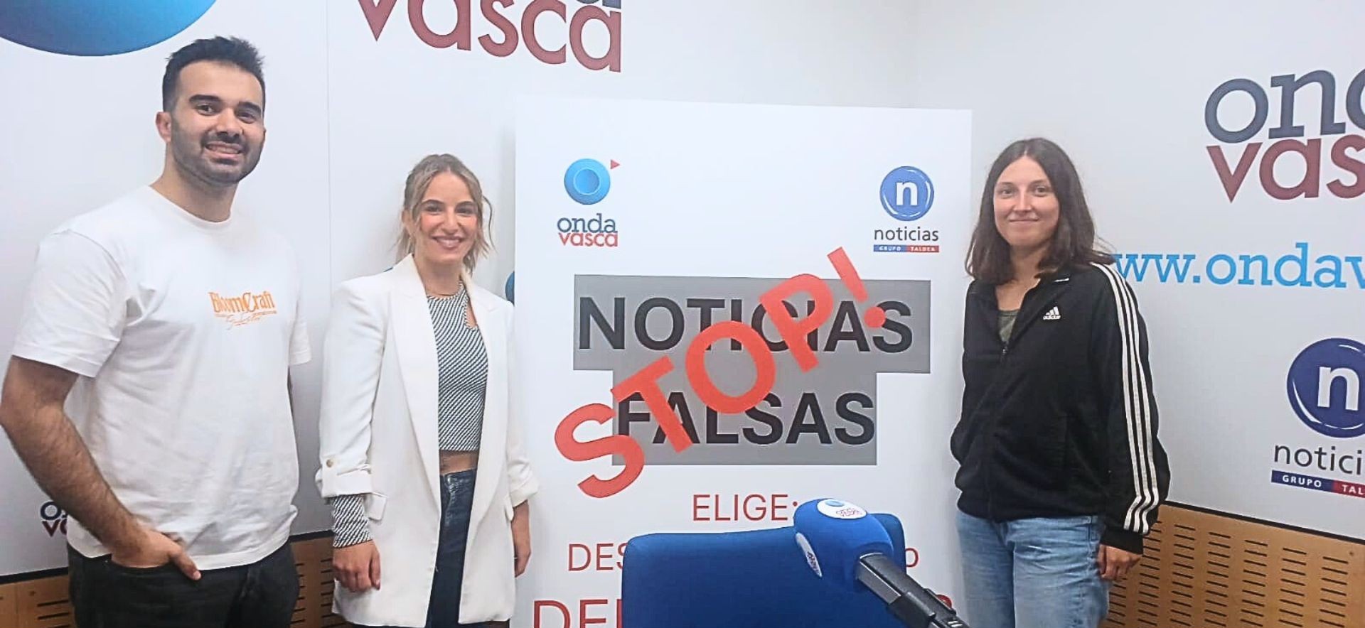 Mikel Herce González, Ainhoa Lluch Gómez y Alazne Urquijo Gardeazabal, de Global Shapers Bilbao en los estudios de Onda Vasca.