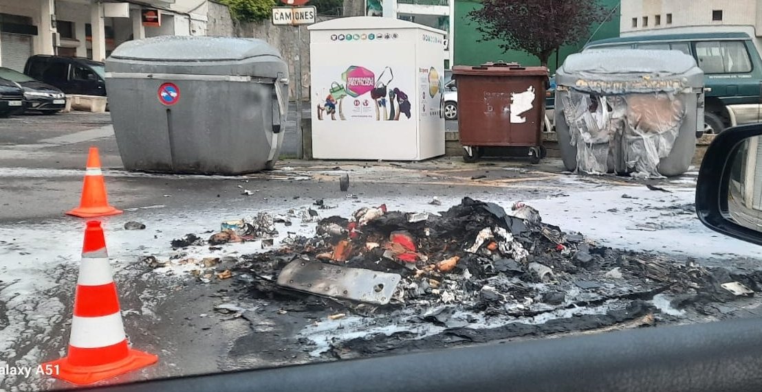 Contenedor quemado en Balmaseda . X: @BOMBEROSBIZKAIA
