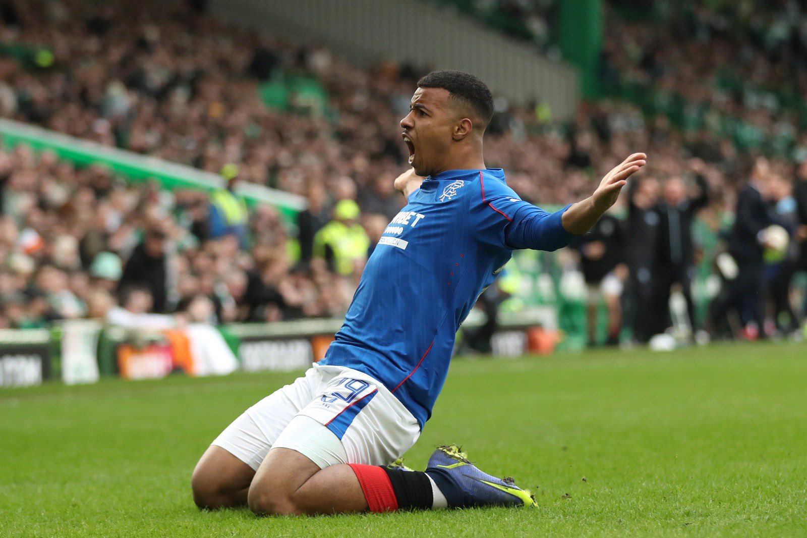 Igamane celebra un gol con el Rangers / Rangers FC