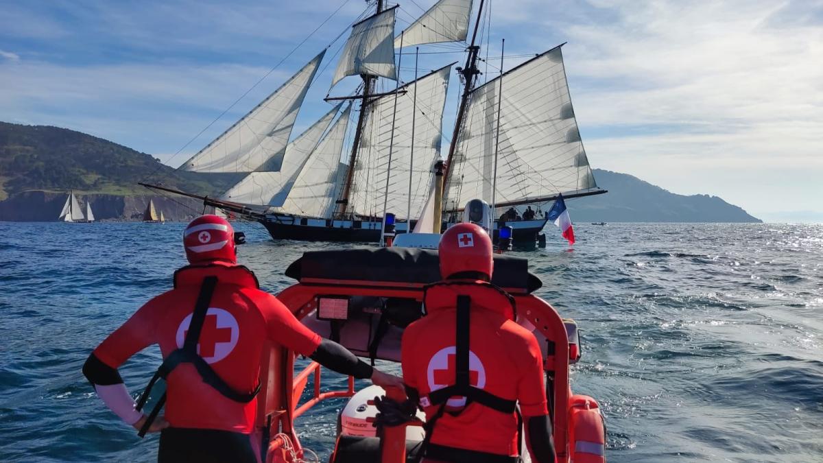 Médicos de la Cruz Roja en Pasaia Itsas Festibala. X: @CruzRojaGip