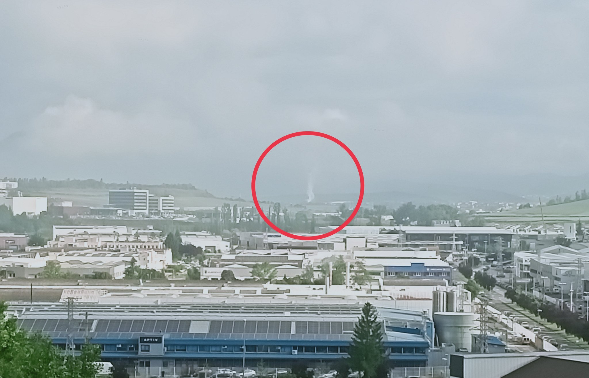 Imagen de la columna de humo que se divisa en la Comarca de Pamplona. Foto: @Remer_NavarraPC (X)
