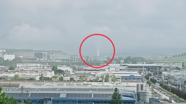 Imagen de la columna de humo que se divisa en la Comarca de Pamplona. Foto: @Remer_NavarraPC (X)