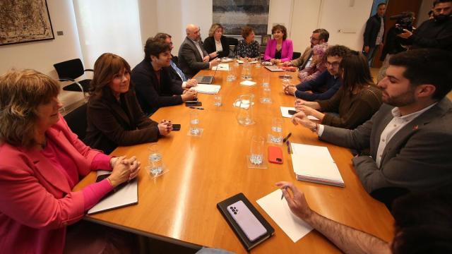 Representantes de Geroa Bai, PSN y Contigo-Zurekin, de izquierda a derecha, durante la reunión de este lunes en el Parlamento de Navarra. Javier Bergasa