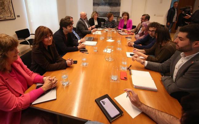 Representantes de Geroa Bai, PSN y Contigo-Zurekin, de izquierda a derecha, durante la reunión de este lunes en el Parlamento de Navarra. Javier Bergasa