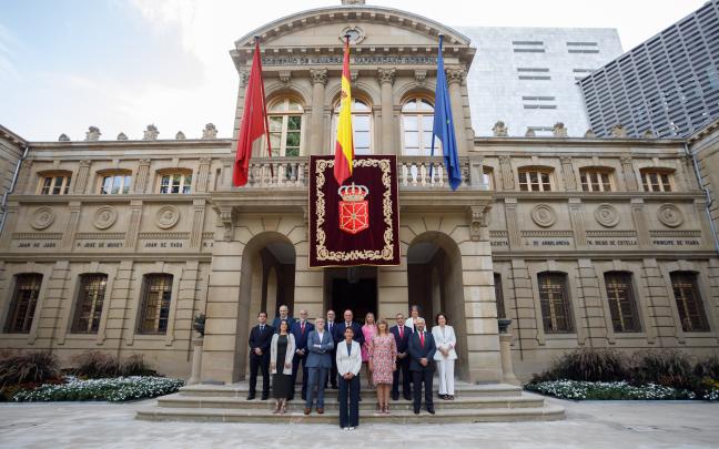 El Gobierno de Navarra posa al completo antes de su sesión semanal. Fotos: Gobierno de Navarra