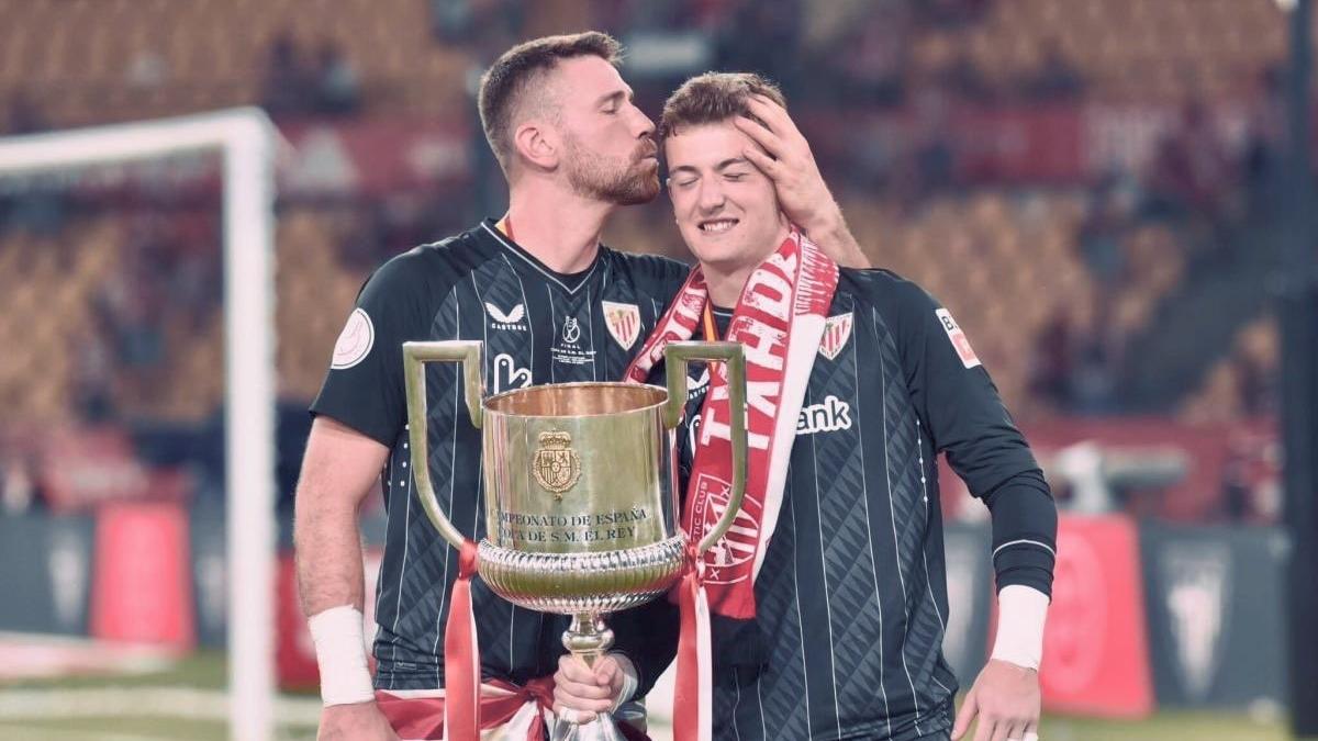 Unai Simón y Julen Agirrezabala celebran el título de Copa / Athletic Club